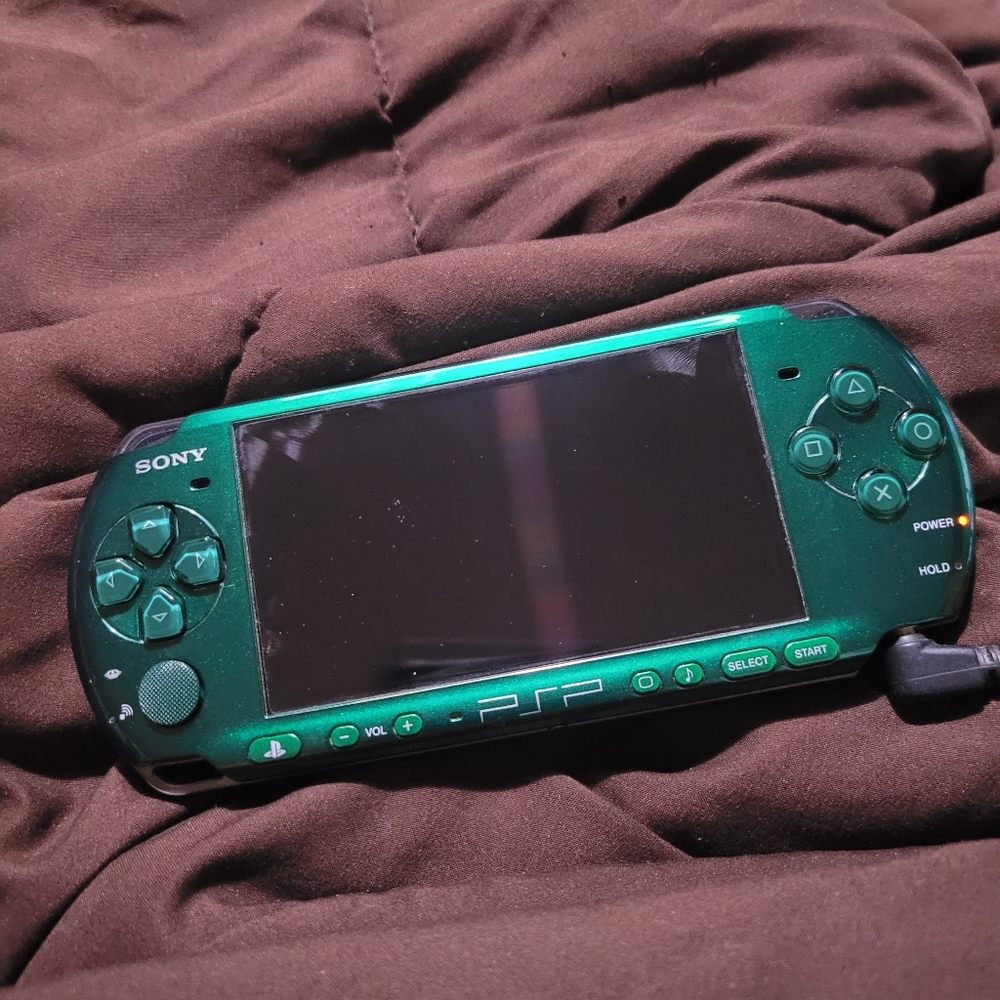 (SOLD)PSP 3000 Limited Edition Metal Gear Solid in Green with 128GB Memory Card
